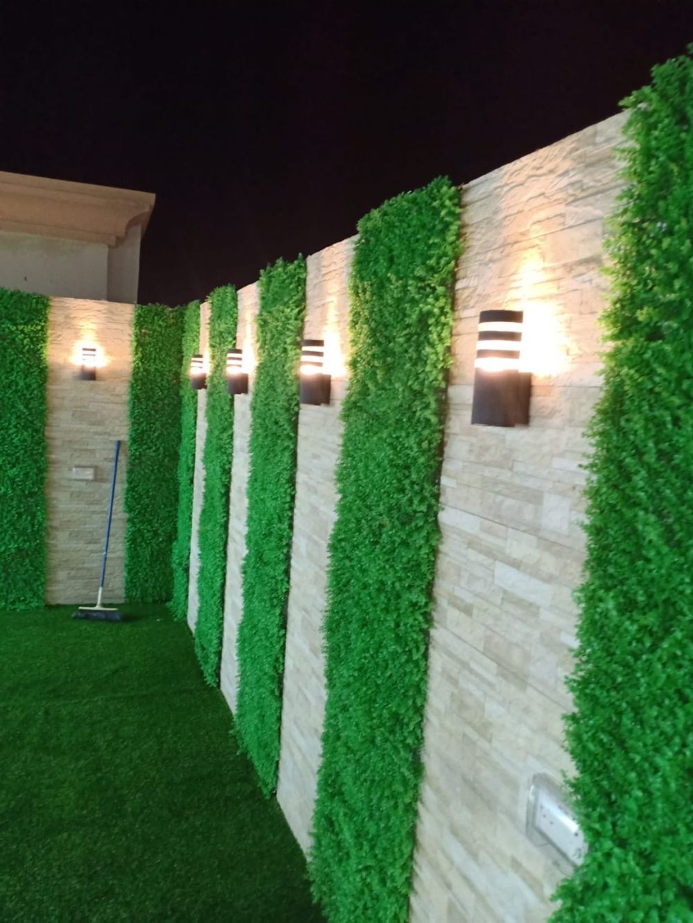 تركيب عشب جداري بمكة